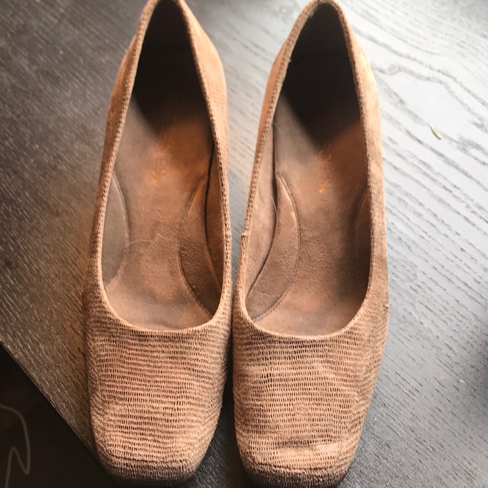 Aerosoles barely worn wedge heels in neutral beige
